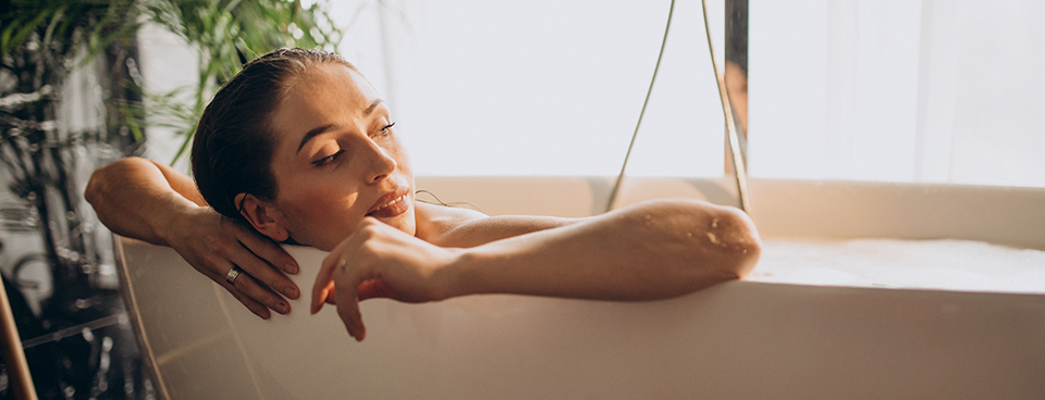  Hóspede experimentando a qualidade de um sabonete de um kit de amenities sustentável durante sua estadia.