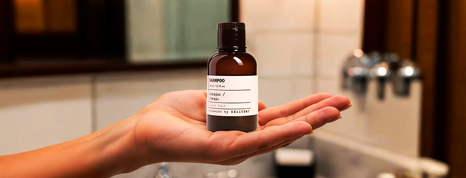 Hóspede satisfeita analisando amenities de qualidade em um hotel.