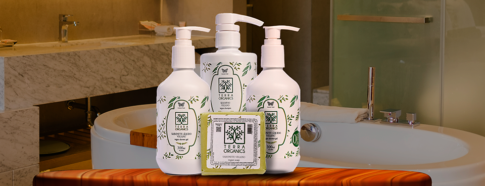 Amenities eco-friendly em um banheiro de hotel, demonstrando o compromisso com a sustentabilidade na hotelaria.