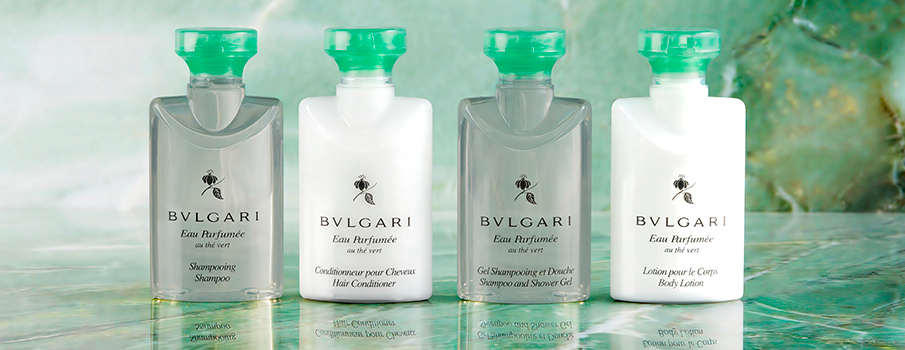 Amenidades cosméticas de luxo para hotelaria em composição elegante flat lay