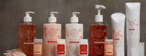 Variedade de cosméticos para hotelaria disponíveis para escolha.